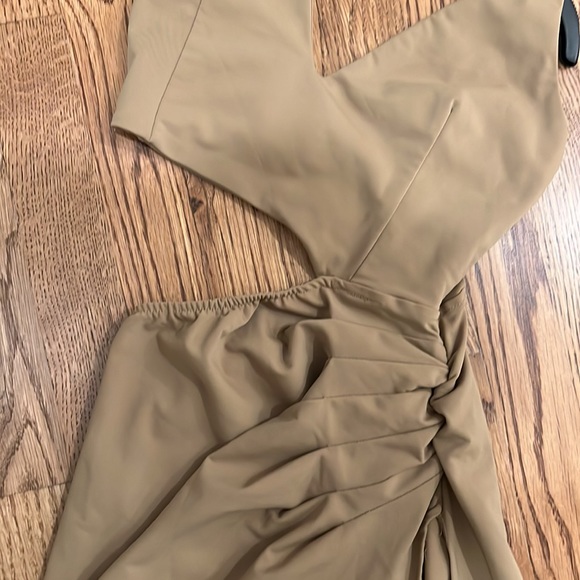 Super cute cut out dress - Picture 2 of 4